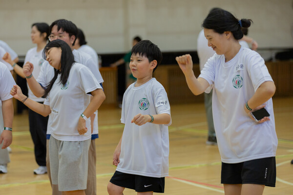 흘러나오는 음악에 맞추어 ‘다함께 댄스타임’을 즐기고 있는 참가자들, 흥겨운 음악에 어색했던 분위기도 어느새 즐겁게 변했다. 변하영 사진기자
