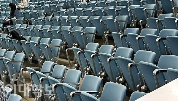 9월23일(월) 채플 시작 5분 전인 오전9시55분 대강당의 모습. <strong>장유현 기자