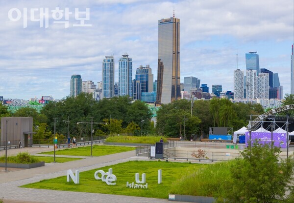 육교에서 보이는 노들섬의 전경. 맑은 하늘과 푸른 잔디, ‘Nodeul Island’ 글자 조형물, 63빌딩이 조화를 이룬다. <strong> 남현지 사진기자