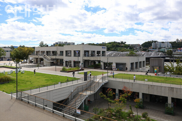 용산역 인근 한강대교 사이에 위치한 노들섬. 라이브하우스, 노들갤러리, 노들서가 등의 여러 문화시설이 있다. <strong> 남현지 사진기자