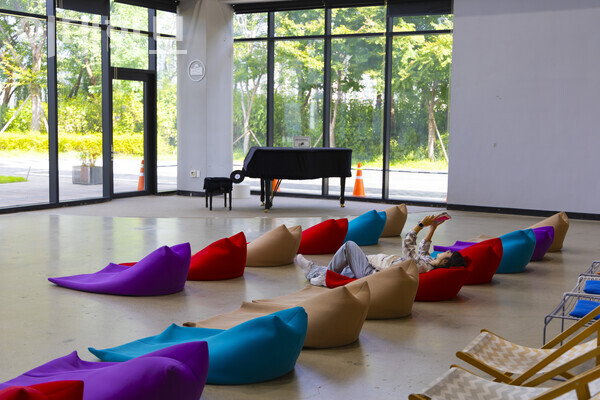 사람들은 책과 함께 빈백에 누워 여유를 찾는다. <strong> 남현지 사진기자