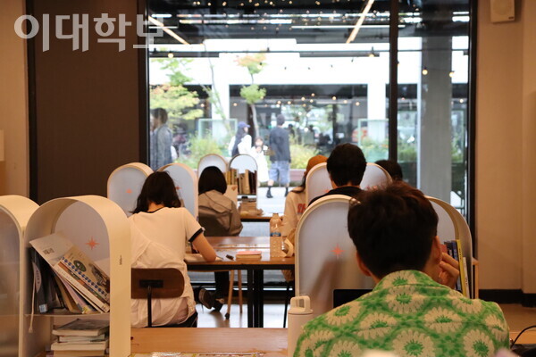 책을 읽기 위해 '노들서가'로 찾아온 사람들의 모습. 책상에 앉아 각자 자신만의 시간을 보내고 있다. <strong> 안정연 사진기자