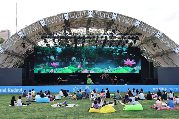 노들섬 잔디광장에서 공연이 진행되고 있다. <strong> 안정연 사진기자