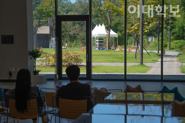 시민참여형 복합문화시설 ‘노들서가’에서 통유리창 너머의 풍경을 바라보고 있는 사람들의 모습. <strong> 강연수 사진기자