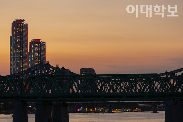 노들섬에서 바라보는 노을의 모습. <strong> 변하영 사진기자