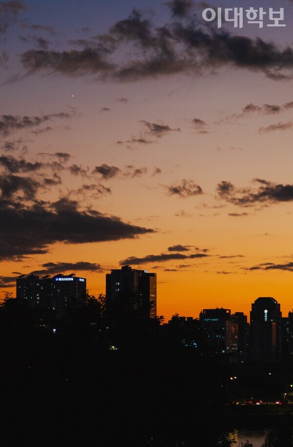 사람들은 저물어가는 석양 속 밝게 빛나는 불빛들과 함께 다시 일상으로 돌아갈 준비를 한다. <strong> 변하영 사진기자