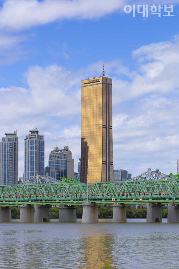 노들섬에서는 맑은 하늘 아래 밝게 빛나고 있는 63빌딩을 볼 수 있다. <strong> 남현지 사진기자