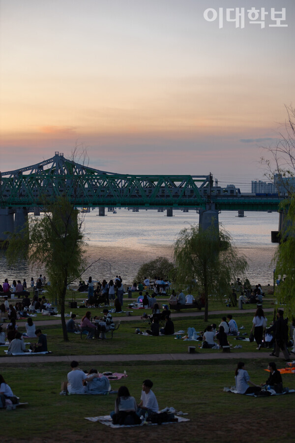 분홍색과 보라색이 섞인 하늘 아래의 노들섬의 모습. <strong> 변하영 사진기자