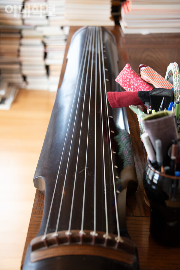 나효신씨의 책상에 있던 중국의 현악기 ‘구친’의 모습. 그는 다양한 악기를 배우며 습득한 지식을 자신의 작품에 다채롭게 녹였다. <strong>안정연 사진기자