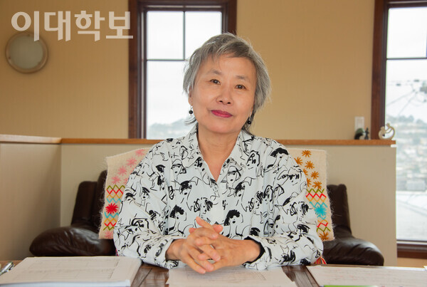 나효신씨가 샌프란시스코에 위치한 자택에서 카메라를 응시하고 있다. 음악가로 평생을 살아온 그는 