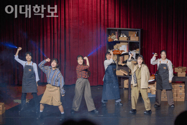 ‘리와인더’(2024)의 넘버 ‘밤의 불빛’의 한 장면. 손전등을 이용한 단체 안무로 첫 등장의 희망찬 분위기를 보여준다. <strong> 남현지 사진기자