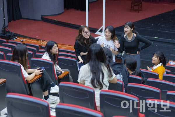 무대를 올리는 생활환경관 소극장에서 화음을 맞춰 보고 있는 이뮤 부원들의 모습. <strong> 남현지 사진기자