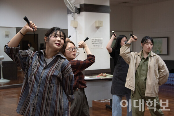 학문관 연습실에서 창작 뮤지컬 ‘리와인더’(2024)의 넘버 ‘밤의 불빛’을 부르고 있는 이뮤 부원들의 모습. 연습도 실전처럼 생각하며 충실히 안무에 임하고 있다. <strong> 강연수 사진기자