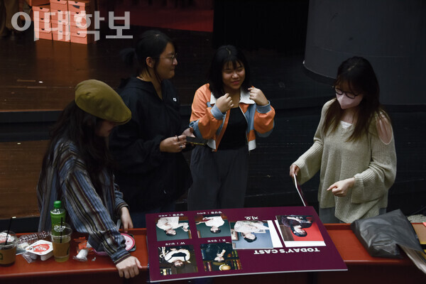 이뮤 부원들이 생활환경관 소극장에서 캐스팅 보드를 다같이 살펴보고 있다. <strong> 변하영 사진기자