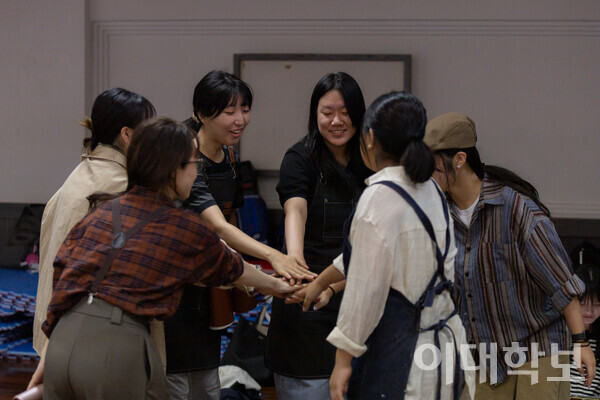 런 스루(Run through)전 다함께 파이팅을 외치는 이뮤 부원들의 모습. <strong> 변하영 사진기자