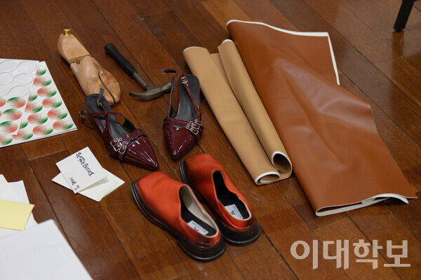 연습실 한켠에 놓인 창작 뮤지컬 ‘리와인더(2024)’의 소품들. <strong> 변하영 사진기자