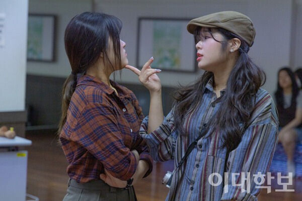 ‘리와인더’(2024)의 넘버 ‘리와인더’ 연습 중, 레이 역을 맡은 남궁민서(전자전기·22)씨의 턱을 손가락으로 치켜 들고 있는 R역을 맡은 장유빈(건축시스템·24)씨. <strong> 남현지 사진기자