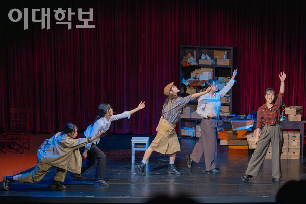 ‘리와인더’(2024)의 넘버 ‘도둑질’의 한 장면. 친구 지오의 도안을 훔쳐 만든 지오의 구두에 대중이 열광하는 모습을 안무로 표현하고 있다. <strong> 남현지 사진기자