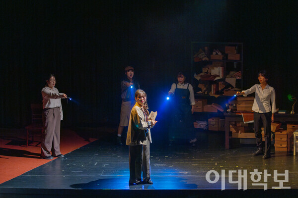 ‘리와인더’(2024)의 넘버 ‘경쟁에 눈이 먼 인간’의 한 장면. 주변 인물들이 손전등을 사용하여 고발하듯 레이를 비추는 연출을 통해 궁지에 몰린 레이의 심리에 관객들이 더 잘 집중할 수 있도록 한다. <strong> 남현지 사진기자