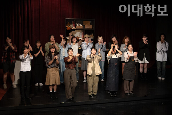 공연을 마친 뒤, 무대 위로 올라와 관객들에게 감사 인사를 전하는 이뮤 부원들의 모습. <strong> 강연수 사진기자