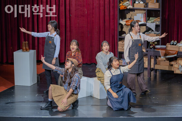 ‘리와인더’(2024)의 마지막 넘버, ‘어제의 나, 내일의 우리’의 한 장면. 레이와 지오의 갈등이 해결된 후 원하는 삶의 방향을 찾은 등장인물 모두가 다같이 나와 함께 노래를 부른다. <strong> 남현지 사진기자