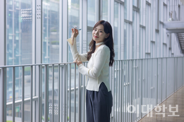 김세영씨가 속한 항공사의 비행기 모형을 들고 카메라를 응시하고 있는 모습. 그는 승무원에게 필요한 역량으로 담대함과 차분함을 꼽았다. <strong>남현지 사진기자