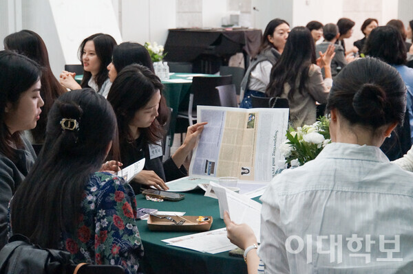 이화보이스의 기사를 보고 있는 전직 이화보이스 기자들 제공=이화보이스