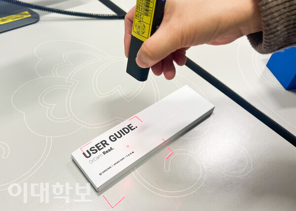 우리대학 장애학생지원센터에서 글자를 인식해 소리로 읽어주는 광학문자 판독기 사용법을 보여주고 있다. <strong>강예본 기자