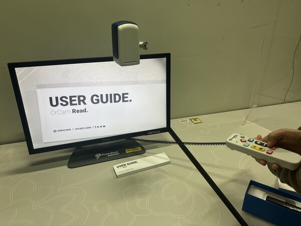 우리대학 장애학생지원센터에서 화면 확대 프로그램 사용법을 보여주고 있다. <strong>강예본 기자