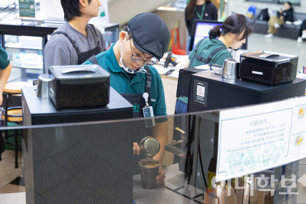 인터뷰를 마친 후  카페로 돌아가 주문 받은 음료를 제조 중인 임정현씨. 그는 “손님들이 자신이 만든 음료를 마실 때 뿌듯함을 느낀다”고 말했다.  남현지 사진기자