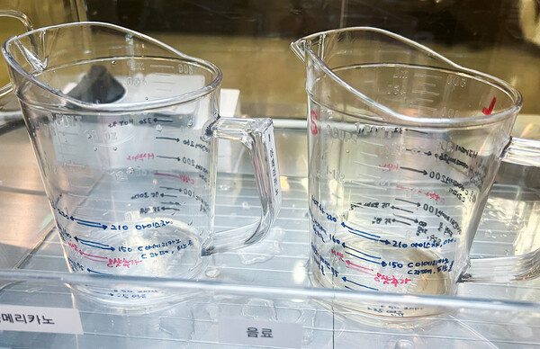 발달장애인 사원들을 위해 비커에는 메뉴마다 들어가야할 음료 양이 표시돼 있다. 강예본 기자