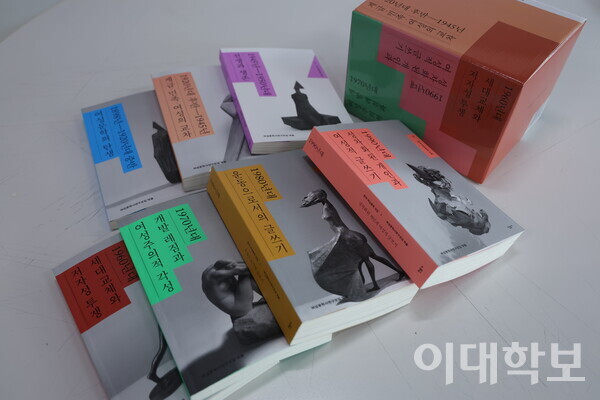 '한국 여성문학 선집’은 여성문학사연구모임의 첫 번째 프로젝트이자 성과물이다.  프로젝트는 “왜 우리에게는 ‘다락방의 미친 여자’ 같은 전복적인 여성문학사, ‘노튼 여성문학 앤솔러지’ 같은 여성문학 선집이 없는가?”라는 명확한 의문과 강렬한 열망으로부터 시작됐다. <strong>남현지 사진기자