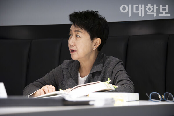 기자의 질문에 답변하는 윤난지 명예교수의 모습. 윤 교수는 여성 미술사를 “다양성의 미학”이라고 표현하며, “그렇기에 (여성 미술사를) 더욱 조명해내야 한다”고 말했다. <strong>강연수 사진기자