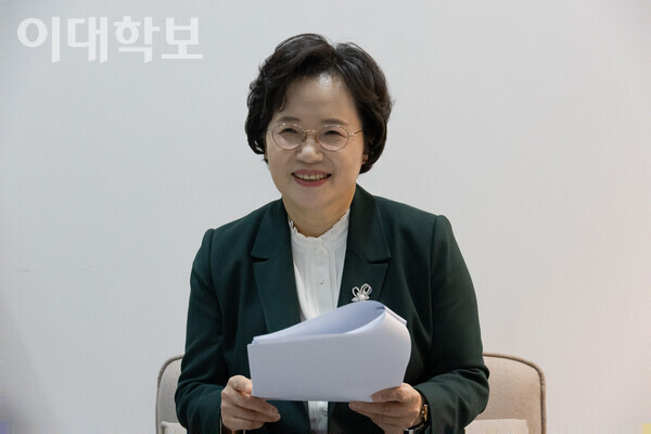 기호 5번 김영주 교수와 이대학보가 인터뷰를 진행하고 있다. <strong> 안정연 사진기자