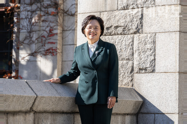 6일 오후2시 우리대학 대강당 앞에서 기호 5번 김영주 교수를 만났다.  안정연 사진기자