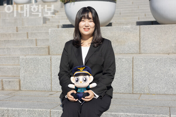 박지민씨가 대한민국 경찰청 공식 마스코트인 포돌이 인형을 들고 ECC 밸리 돌계단에 앉아 미소 짓고 있다.  <strong>변하영 사진기자