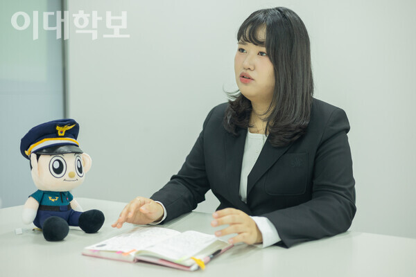 박지민씨는 경찰행정공무원을 하며 보람찬 순간으로 “범죄경력조회 관련 업무를 하며 법령에 근거하여 채용을 막아 시민의 안전에 기여하는 것”을 꼽았다. <strong>변하영 사진기자