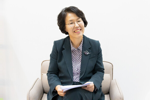 기호 1번 임혜숙 교수가 인터뷰를 진행하고 있다. <strong> 변하영 사진기자