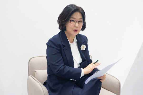 기호 2번 이향숙 교수가 인터뷰를 진행하고 있다.  <strong>변하영 사진기자