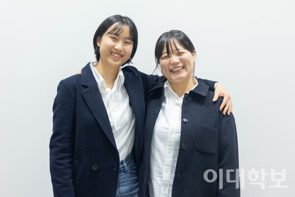 어깨동무하고 있는 ‘어텐션’의 정후보 최현서씨, 부후보 신채린씨(왼쪽부터).  <strong>변하영 사진기자