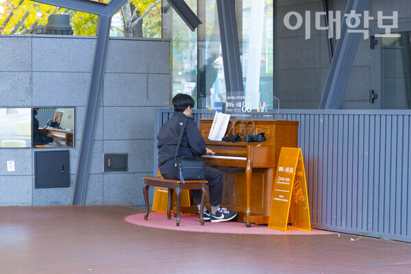 대학로 마로니에 공원 귀퉁이에 자리한 피아노를 연주하는 시민의 모습. 이 외에도 노래 부르는 사람, 마술 공연을 하는 사람 등 다양한 버스킹 공연이 펼쳐졌다. <strong> 남현지 사진기자