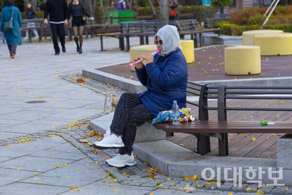 대학로 마로니에 공원에서 리코더를 불고 있는 시민의 모습. <strong> 남현지 사진기자