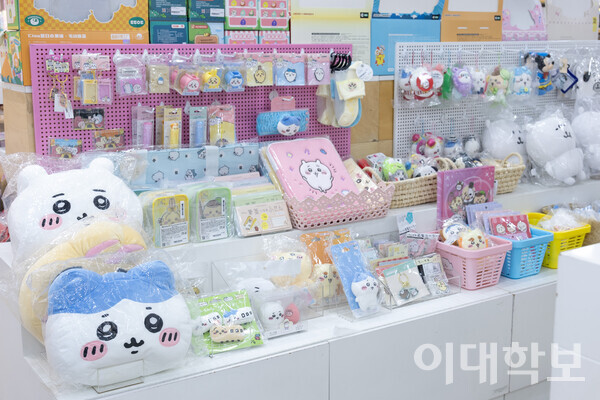 텐바이텐(10X10) 매장에서 판매하는 소품. 귀여운 캐릭터 소품부터 실용적인 문구류까지 다양한 물건을 살 수 있다. <strong> 강연수 사진기자