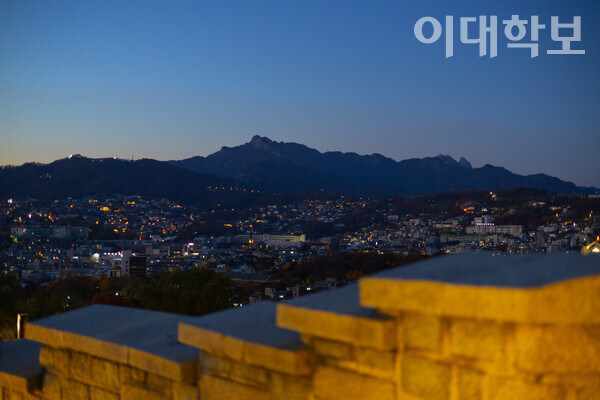 어스름한 푸른 빛 하늘 아래의 낙산공원. <strong> 남현지 사진기자