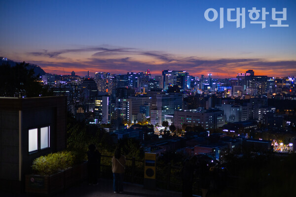 낮과 밤의 경계 속, 낙산공원에서 바라본 서울의 야경. 하늘과 그 아래 빛나는 도시의 불빛이 어우러진다. <strong>  남현지 사진기자