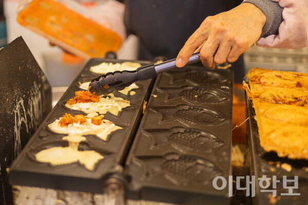 혜화역 4번 출구에서 나오면 만날 수 있는 ‘소문난 혜화 붕어빵’. 직접 김치를 잘라 붕어빵에 넣는 모습을 볼 수 있다. <strong> 변하영 사진기자