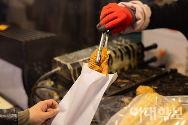 ‘소문난 혜화 붕어빵’에서는 슈크림, 팥, 고구마, 김치치즈붕어빵을 판매하고 있다. 종이 봉투를 들고 있으면 갓 구운 붕어빵을 주는 것이 이곳의 차별점이다. <strong> 변하영 사진기자