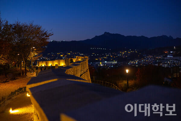 길게 이어진 낙산공원 성곽을 따라 걸으면, 산책과 야경을 동시에 즐길 수 있다. <strong> 남현지 사진기자