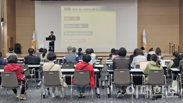 김승우 교수는 다양한 신분의 삶 속 흔적이 고스란히 담긴 향가를 해석하며 인간 삶의 연속성을 보여주고자 했다. 제공=마포중앙도서관