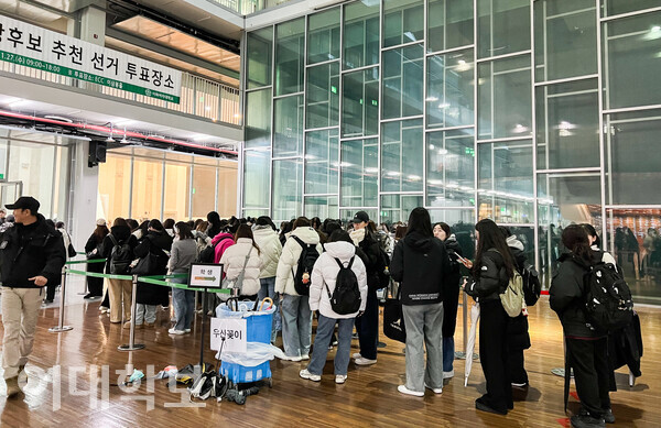11월27일 오후5시 결선투표를 위해 300명 이상의 학생들이 줄 서있는 모습. <strong>강예본 기자